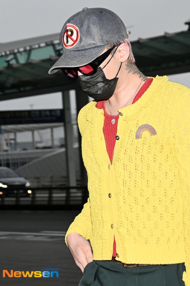 G-Dragon mặc áo đỏ - vàng khởi hành sang Việt Nam, đúng là sự tinh tế của 1 