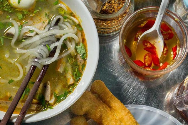 Khách Tây nhận xét khi đến Việt Nam: Đây thực sự là một "cường quốc về ẩm thực"- Ảnh 1.