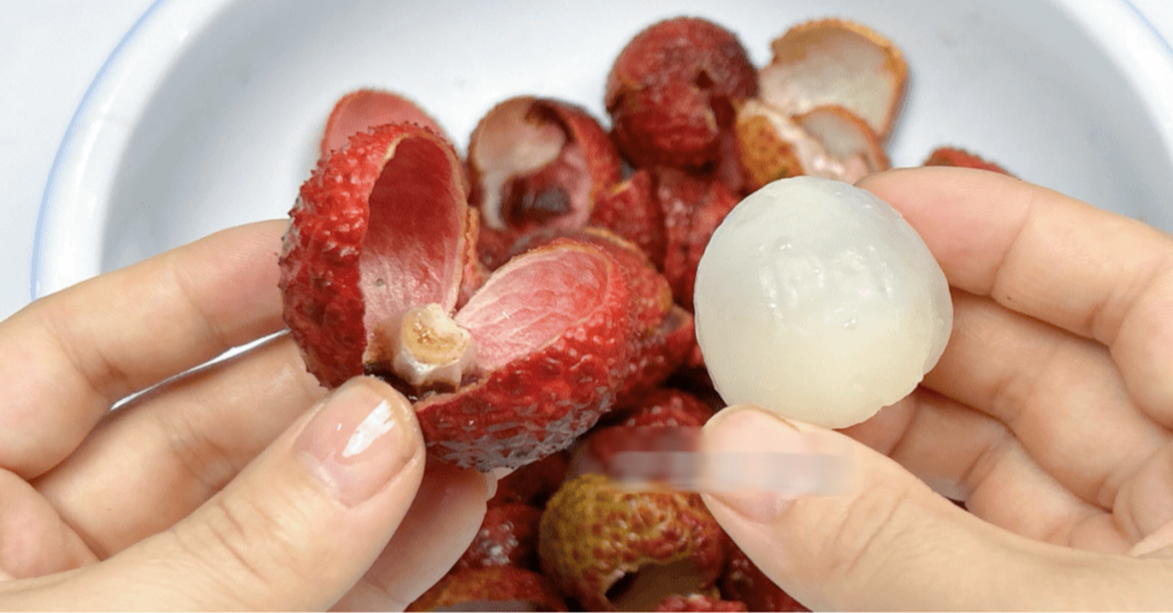 Thứ ai cũng vứt sau khi ăn vải lại chính là 
