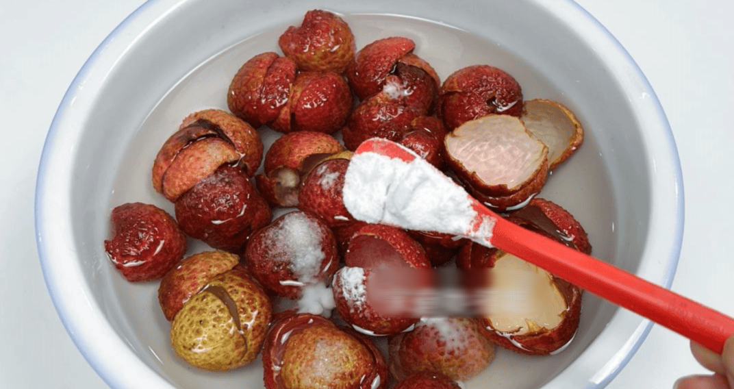 Thứ ai cũng vứt sau khi ăn vải lại chính là 