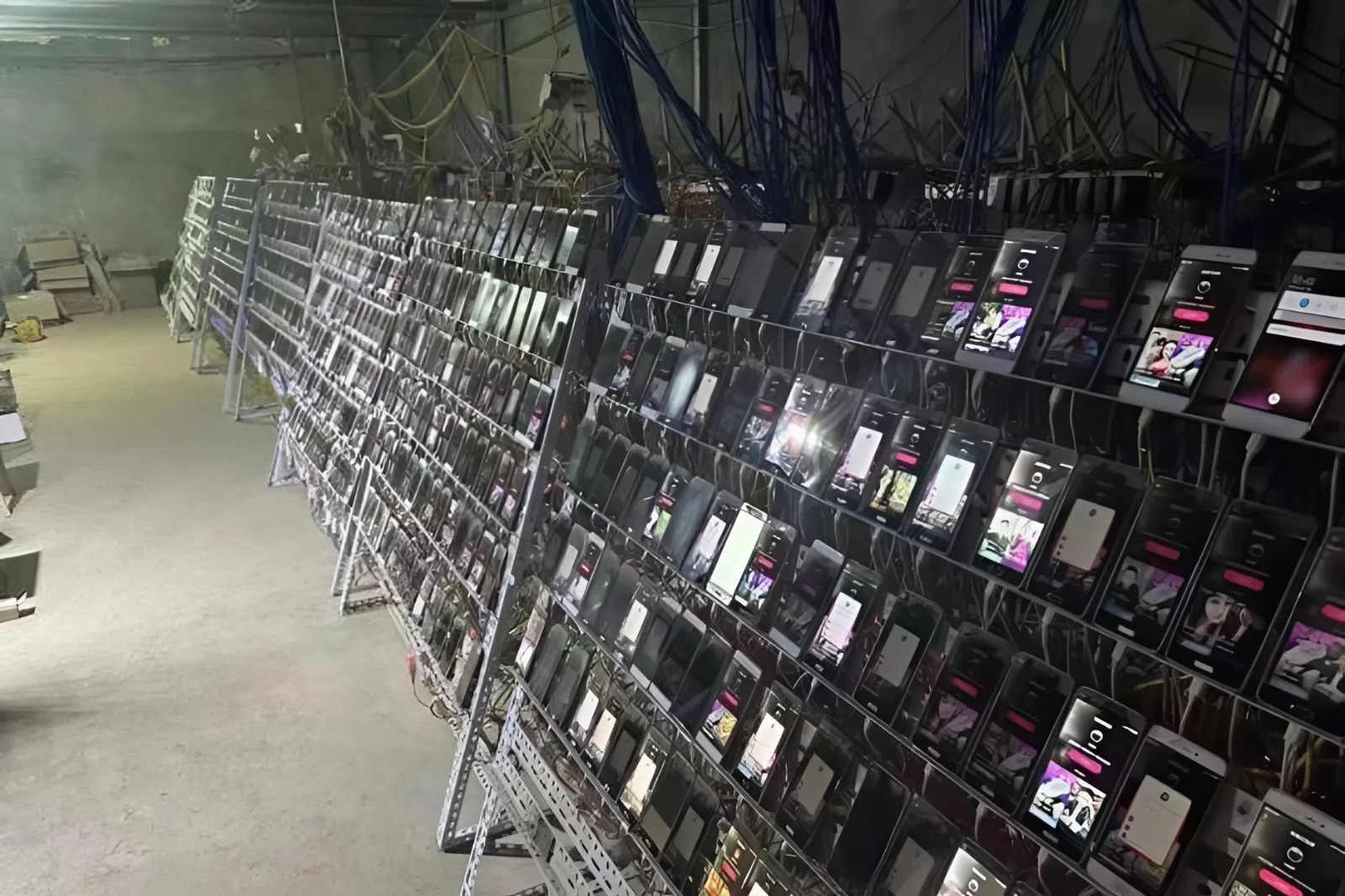 Tịch thu hơn 20.000 điện thoại phát sáng 24/7 và 32 tỷ đồng trong một căn nhà cũ- Ảnh 2.