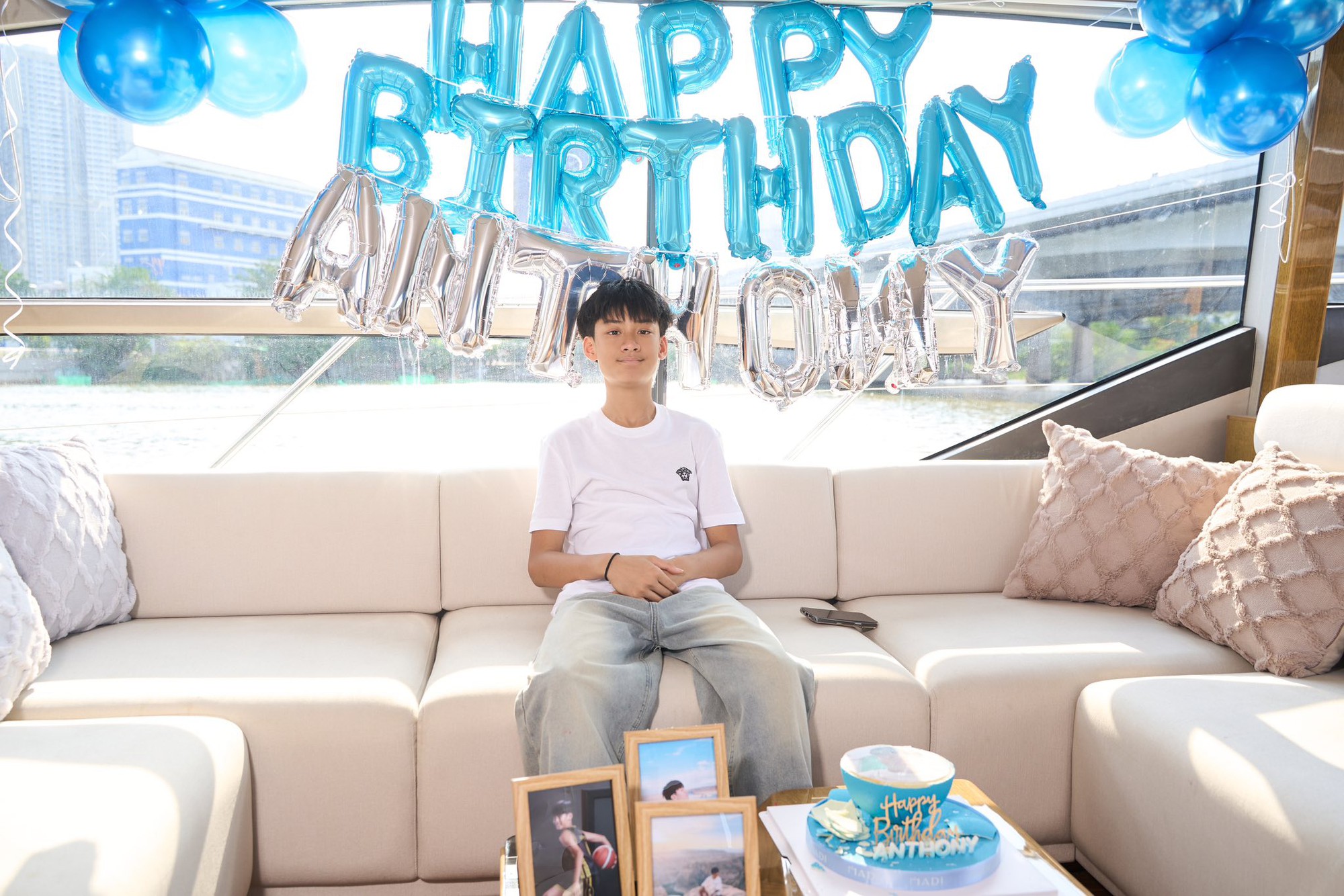 Ba quý tử chuẩn "rich kid" của Vbiz: Sống giữa xa hoa, đồ hiệu chỉ là chuyện nhỏ nhưng giáo dục mới là thứ được đầu tư lớn nhất- Ảnh 37.