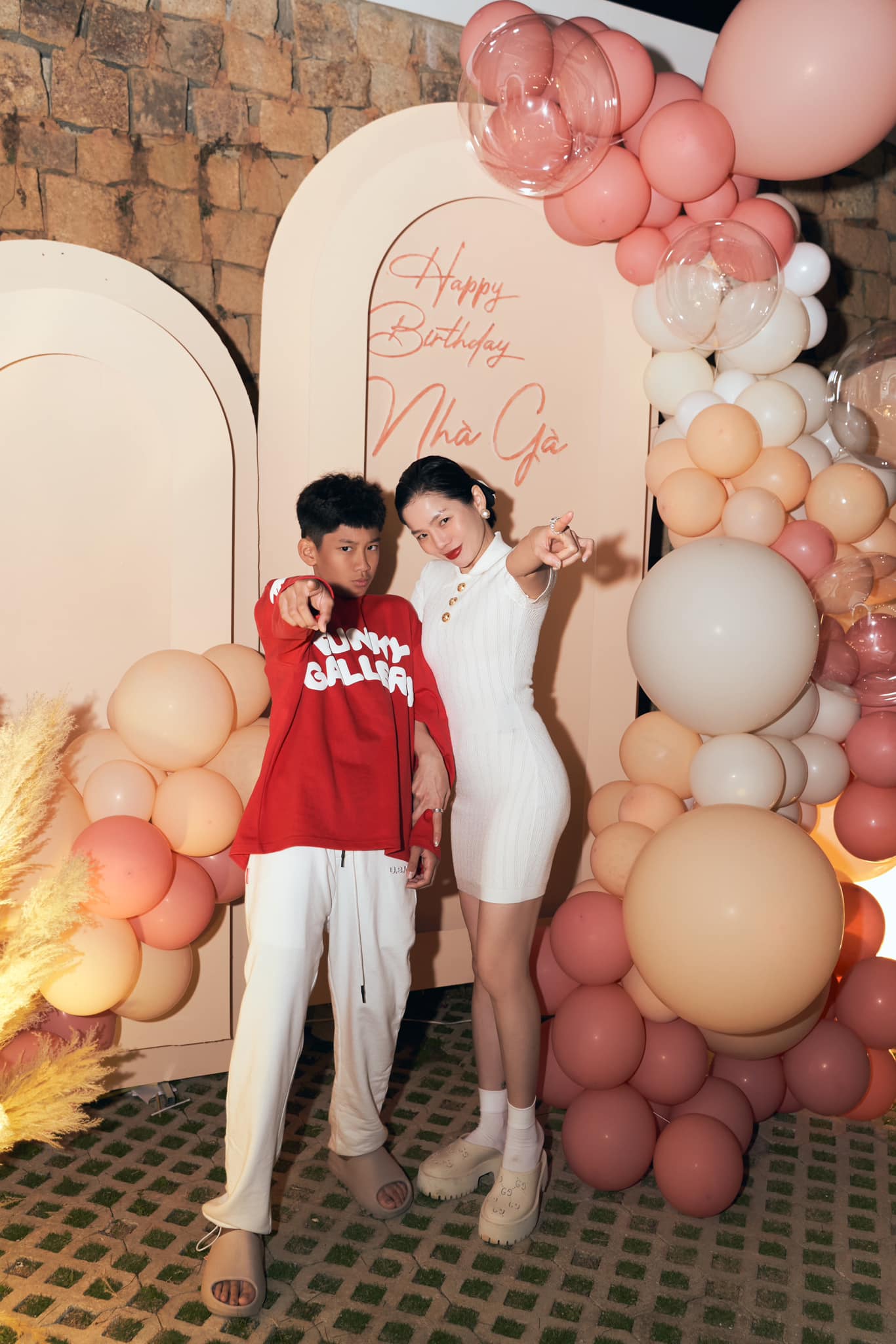 Ba quý tử chuẩn "rich kid" của Vbiz: Sống giữa xa hoa, đồ hiệu chỉ là chuyện nhỏ nhưng giáo dục mới là thứ được đầu tư lớn nhất- Ảnh 40.
