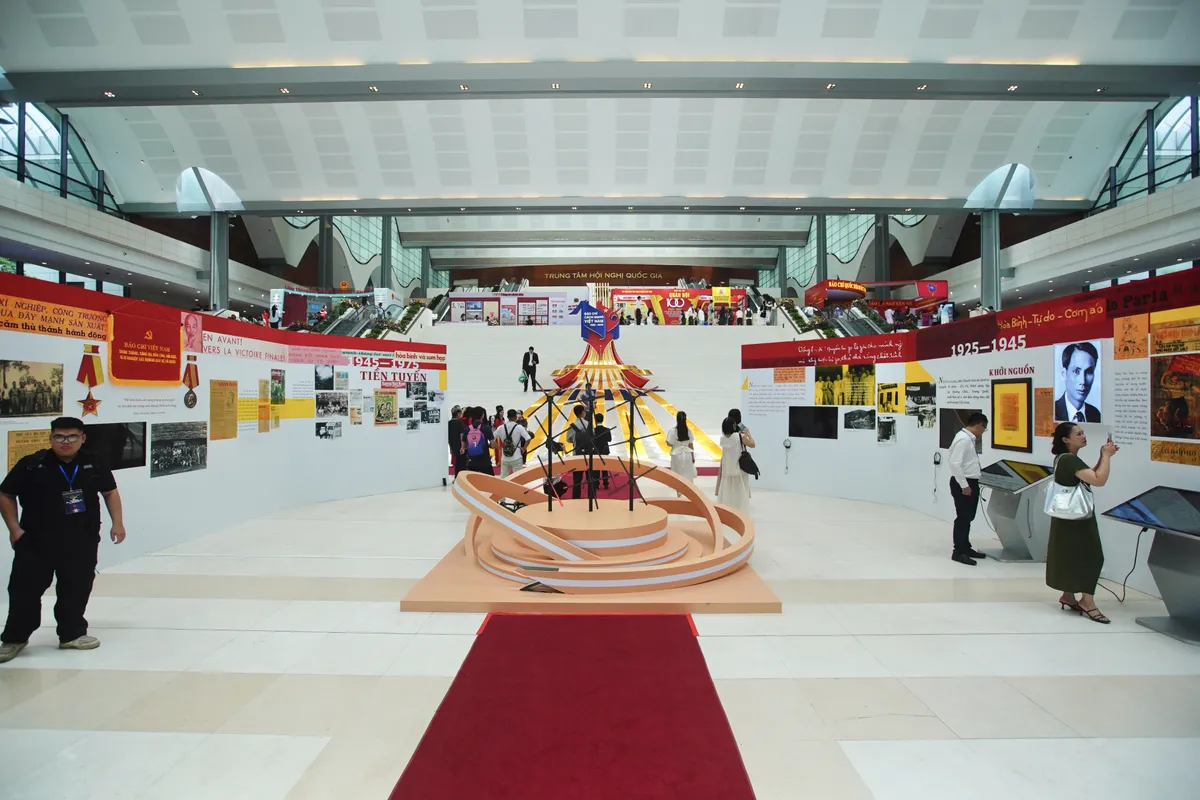 Sống lại ký ức 100 năm báo chí cách mạng bằng 3D mapping: Trải nghiệm chưa từng có tại Hội Báo Toàn Quốc- Ảnh 1.