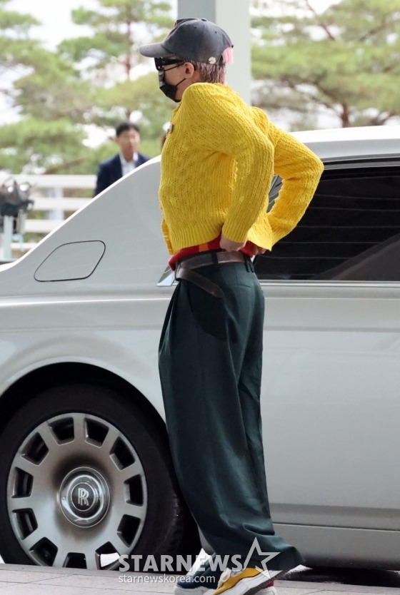 G-Dragon mặc áo đỏ - vàng khởi hành sang Việt Nam, đúng là sự tinh tế của 1 