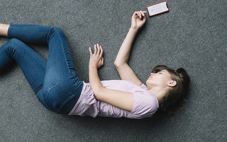 Dấu hiệu ĐỘT QUỴ kéo dài suốt 2 năm, cô gái  25 tuổi tưởng bị cận thị, nhận trái đắng: Liệt nửa người, không thể tự vệ sinh cá nhân…- Ảnh 1.