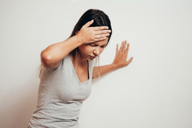 Dấu hiệu ĐỘT QUỴ kéo dài suốt 2 năm, cô gái  25 tuổi tưởng bị cận thị, nhận trái đắng: Liệt nửa người, không thể tự vệ sinh cá nhân…- Ảnh 3.