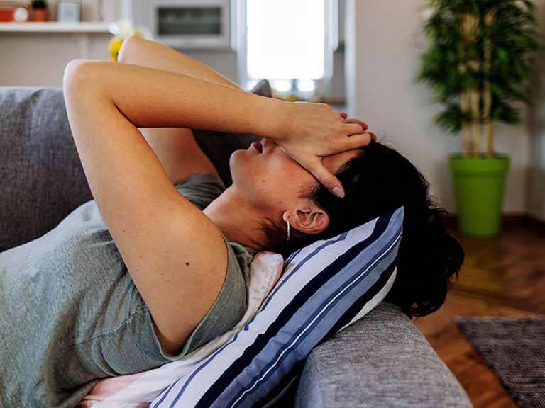 Dấu hiệu ĐỘT QUỴ kéo dài suốt 2 năm, cô gái  25 tuổi tưởng bị cận thị, nhận trái đắng: Liệt nửa người, không thể tự vệ sinh cá nhân…- Ảnh 5.