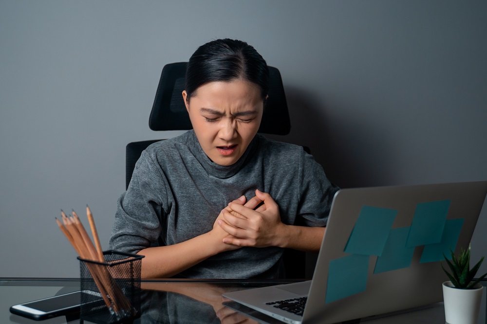 Dấu hiệu ĐỘT QUỴ kéo dài suốt 2 năm, cô gái  25 tuổi tưởng bị cận thị, nhận trái đắng: Liệt nửa người, không thể tự vệ sinh cá nhân…- Ảnh 2.