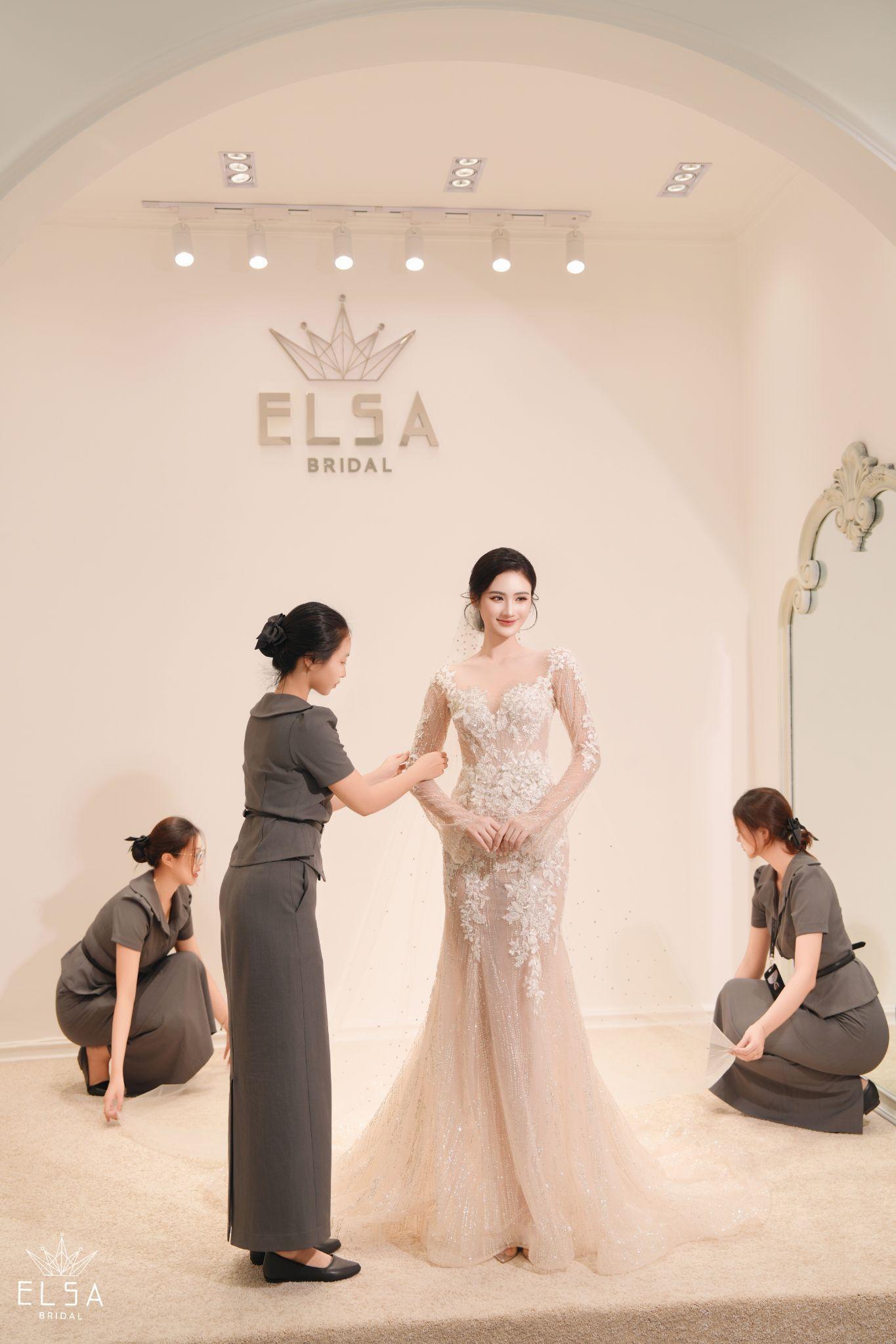 Showroom váy cưới Elsa Bridal có gì đặc biệt mà khiến Hoa hậu Ý Nhi ghé thăm phải thử váy ngay?- Ảnh 1.