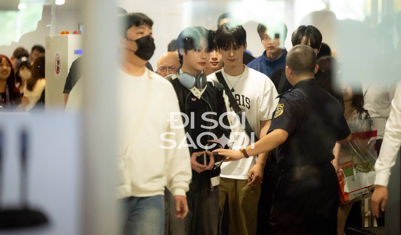 Idol người Việt Hanbin và các thành viên TEMPEST đổ bộ Nội Bài, visual "chấp" hết cam thường!- Ảnh 3. Idol người Việt Hanbin và các thành viên TEMPEST đổ bộ Nội Bài, visual "chấp" hết cam thường!- Ảnh 3.