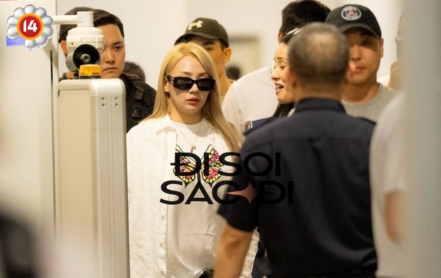 "Chị đại" CL (2NE1) "thở cũng ngầu" đổ bộ Nội Bài, idol người Việt Hanbin (TEMPEST) đi giữa biển fan gây choáng!- Ảnh 1.