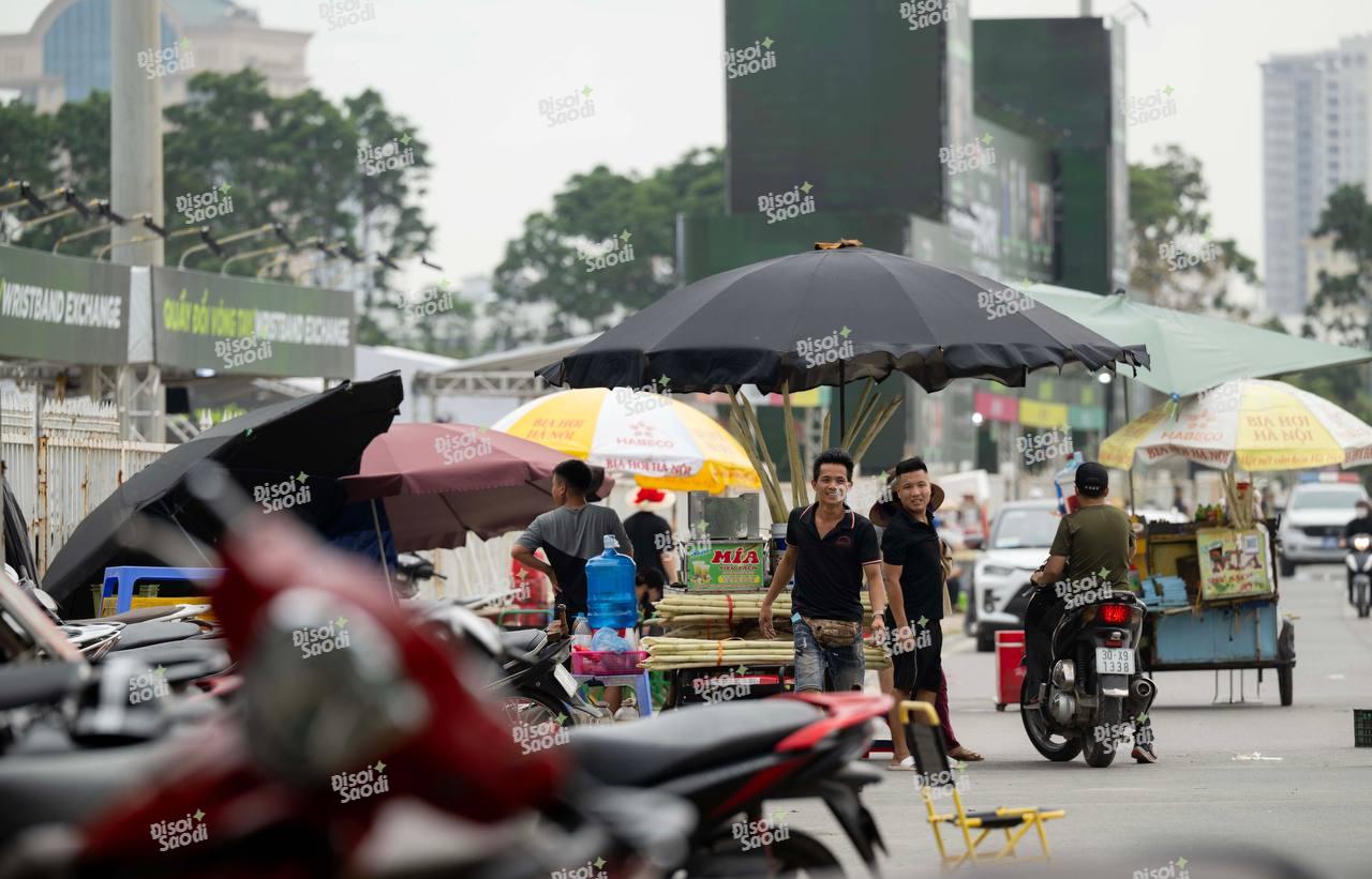1 buổi sáng doanh thu bằng cả tuần: "Bà hàng xóm" sân Mỹ Đình hốt bạc khi bán trà đá, nước mía đón đầu G-DRAGON, CL (2NE1) - Ảnh 4.