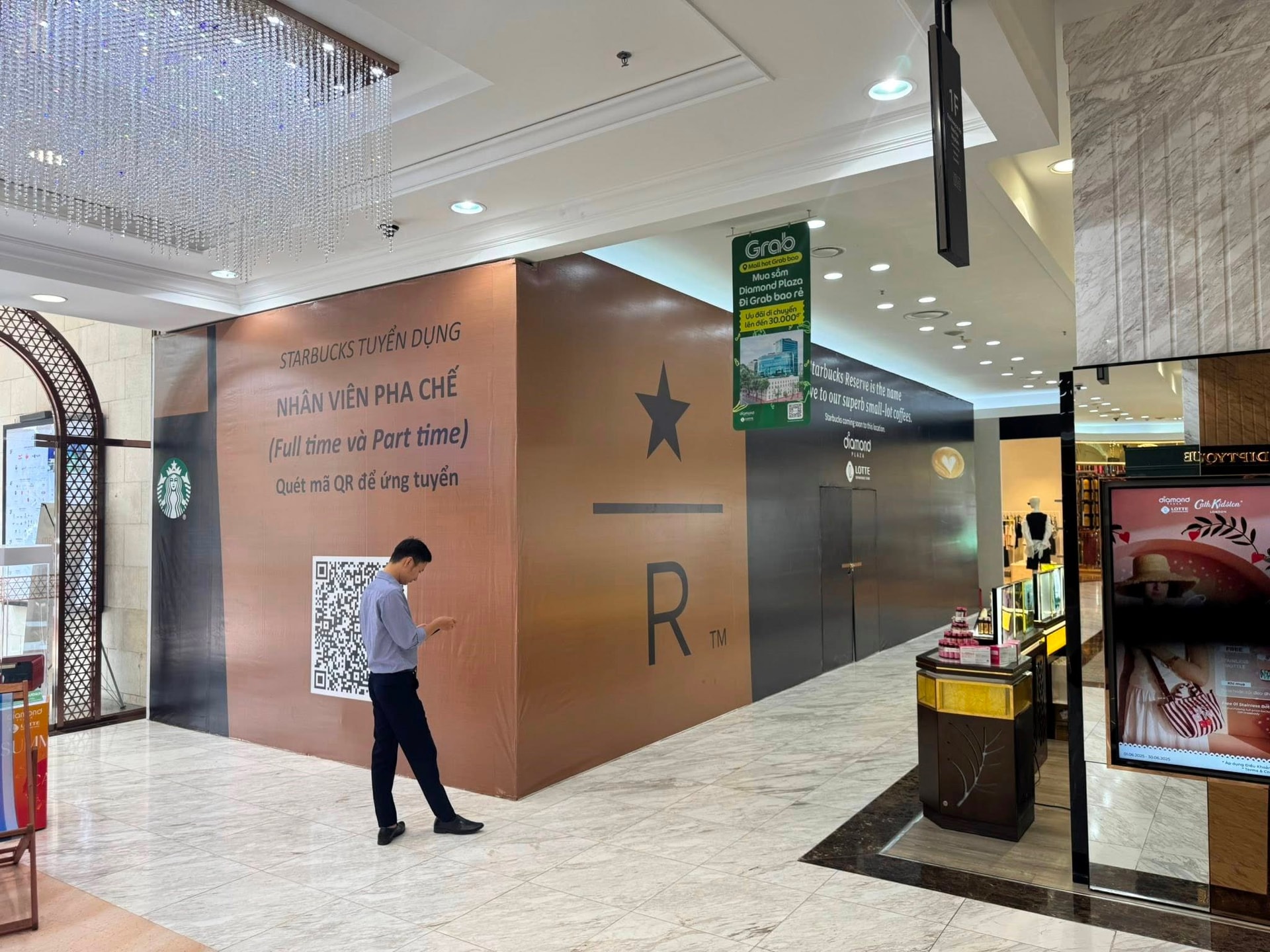 Bị tăng giá thuê, Starbucks Reserve mở cửa hàng mới đối diện 'thách thức' vị trí cũ Hàn Thuyên- Ảnh 1.