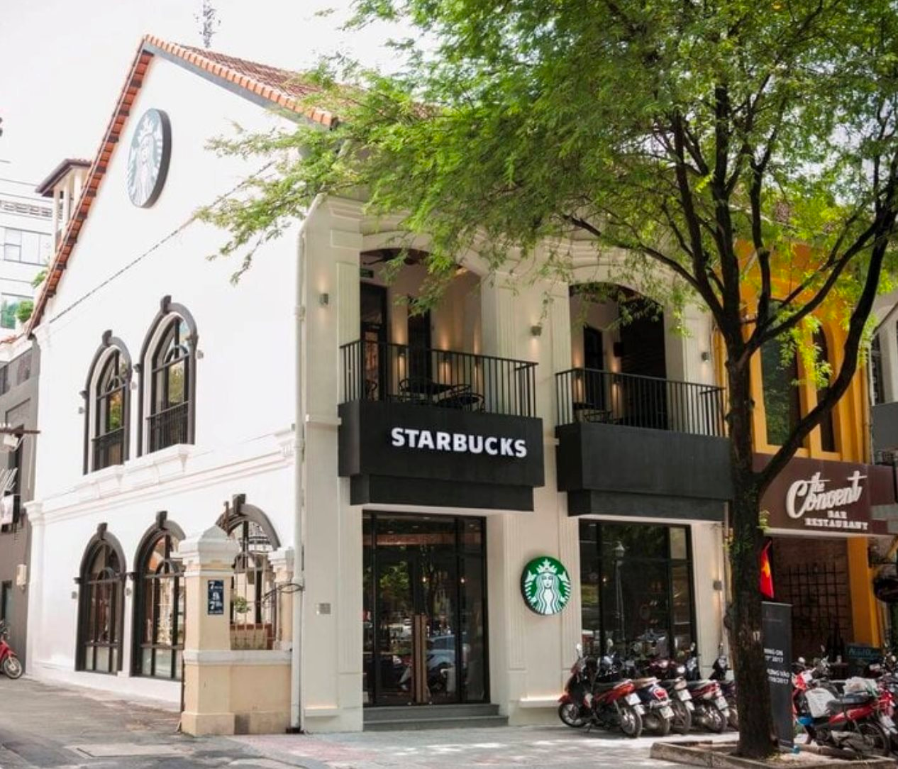 Bị tăng giá thuê, Starbucks Reserve mở cửa hàng mới đối diện 'thách thức' vị trí cũ Hàn Thuyên- Ảnh 2.