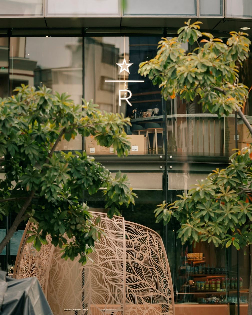 Bị tăng giá thuê, Starbucks Reserve mở cửa hàng mới đối diện 'thách thức' vị trí cũ Hàn Thuyên- Ảnh 3.