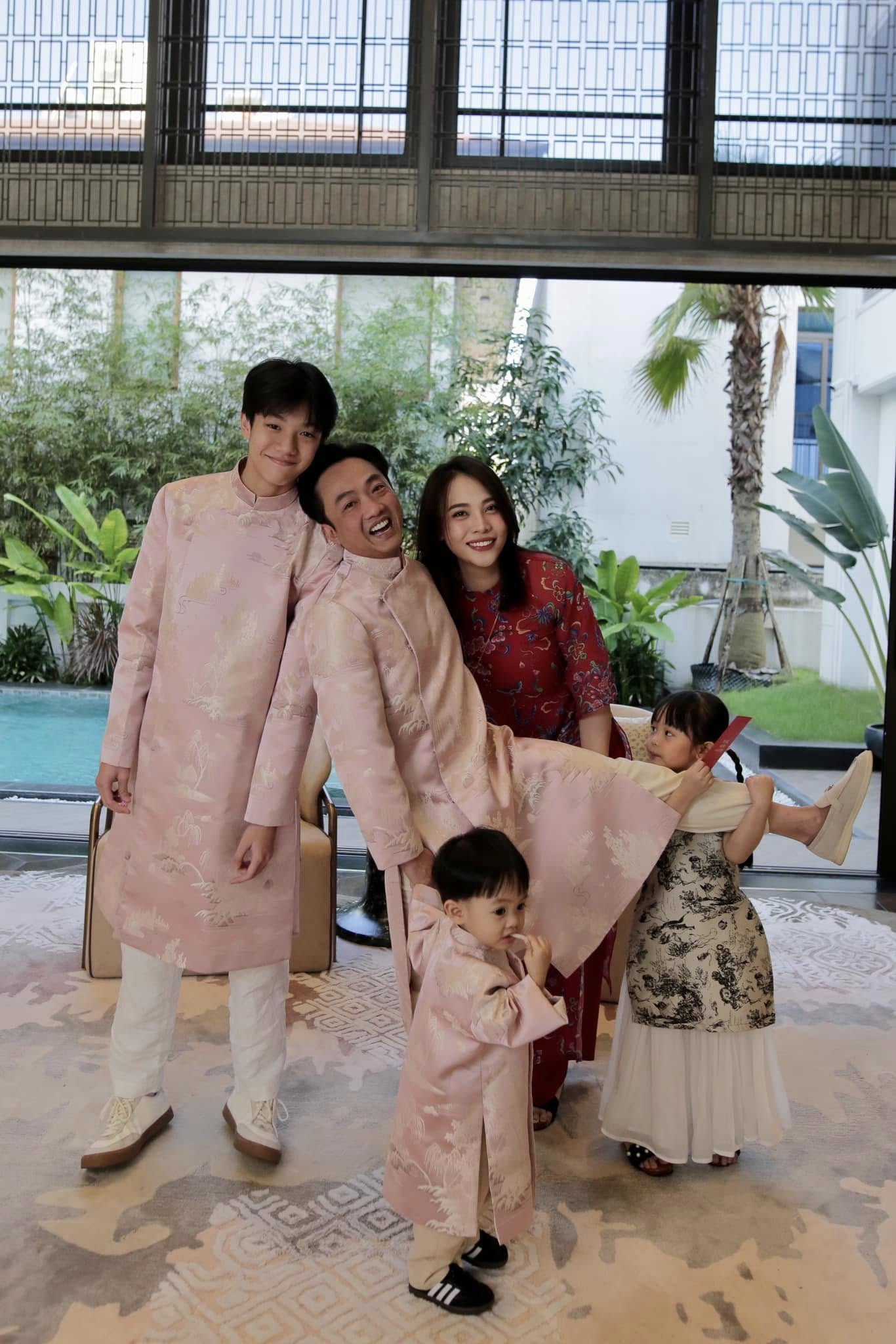 Ba quý tử chuẩn "rich kid" của Vbiz: Sống giữa xa hoa, đồ hiệu chỉ là chuyện nhỏ nhưng giáo dục mới là thứ được đầu tư lớn nhất- Ảnh 66.