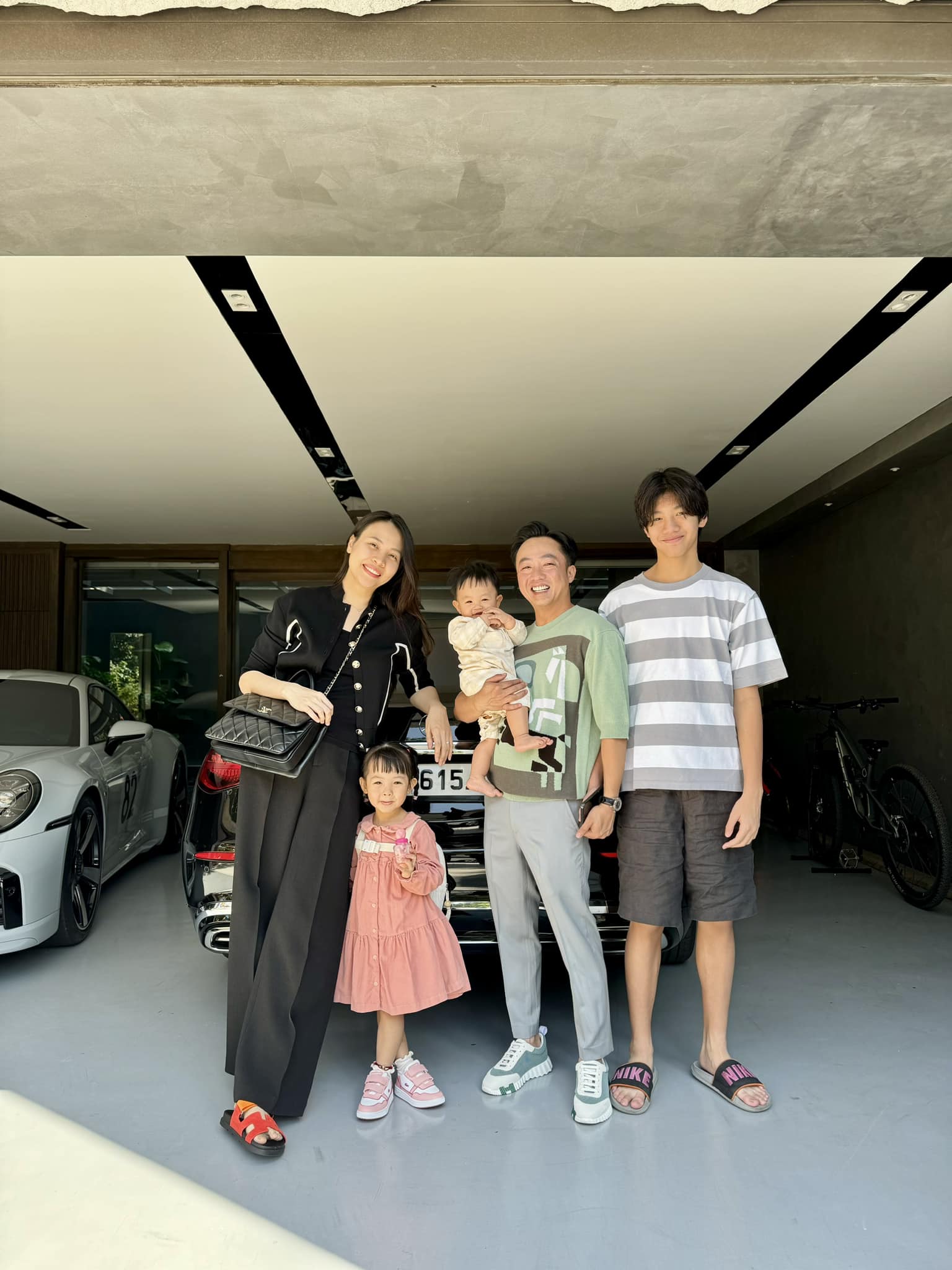 Ba quý tử chuẩn "rich kid" của Vbiz: Sống giữa xa hoa, đồ hiệu chỉ là chuyện nhỏ nhưng giáo dục mới là thứ được đầu tư lớn nhất- Ảnh 69.