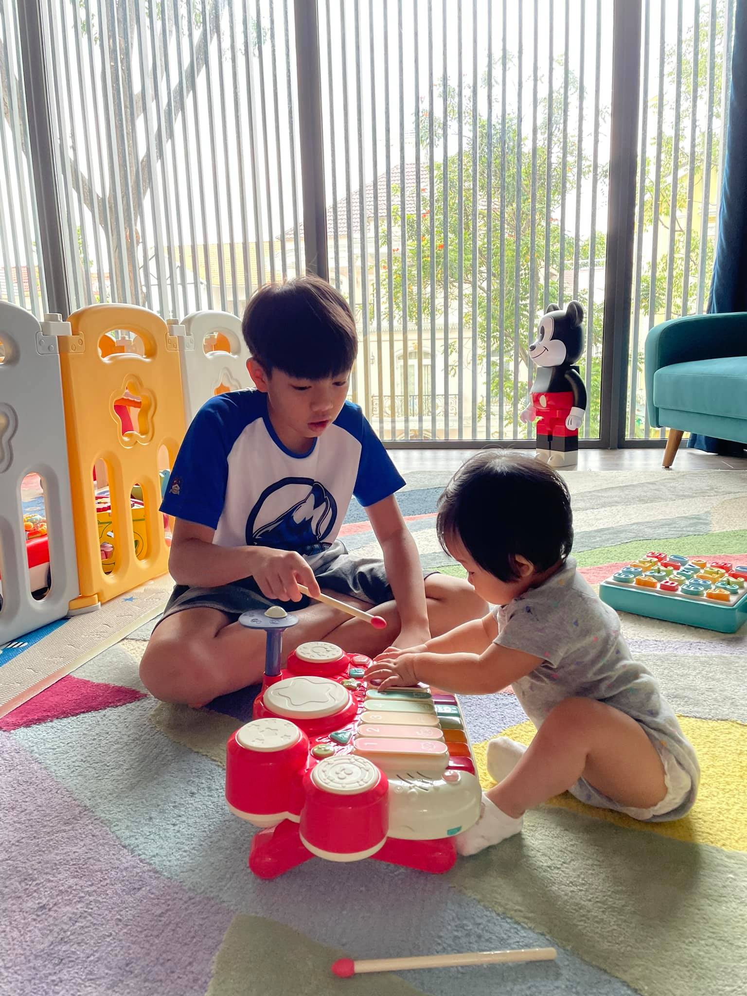 Ba quý tử chuẩn "rich kid" của Vbiz: Sống giữa xa hoa, đồ hiệu chỉ là chuyện nhỏ nhưng giáo dục mới là thứ được đầu tư lớn nhất- Ảnh 61.