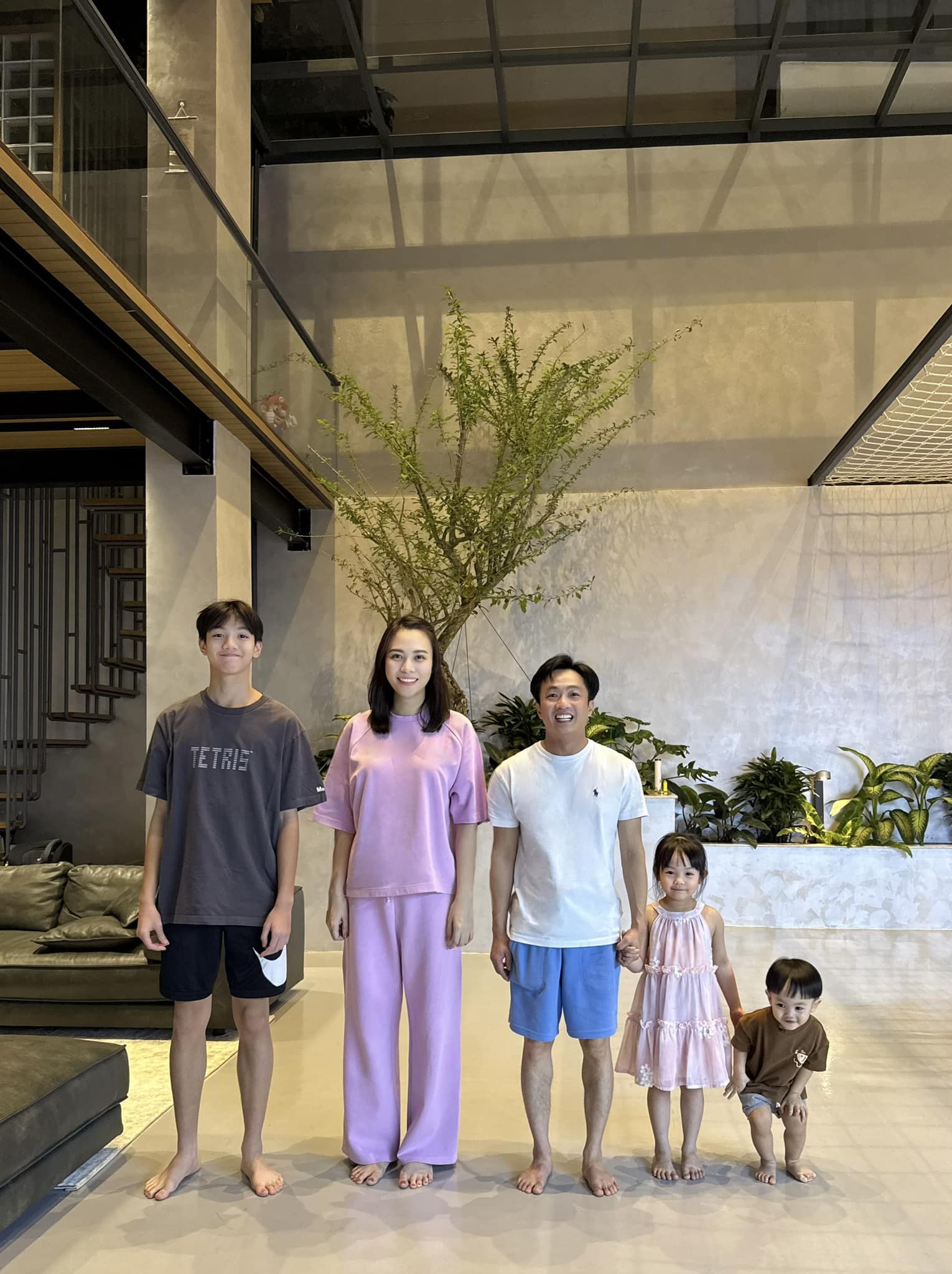 Ba quý tử chuẩn "rich kid" của Vbiz: Sống giữa xa hoa, đồ hiệu chỉ là chuyện nhỏ nhưng giáo dục mới là thứ được đầu tư lớn nhất- Ảnh 68.