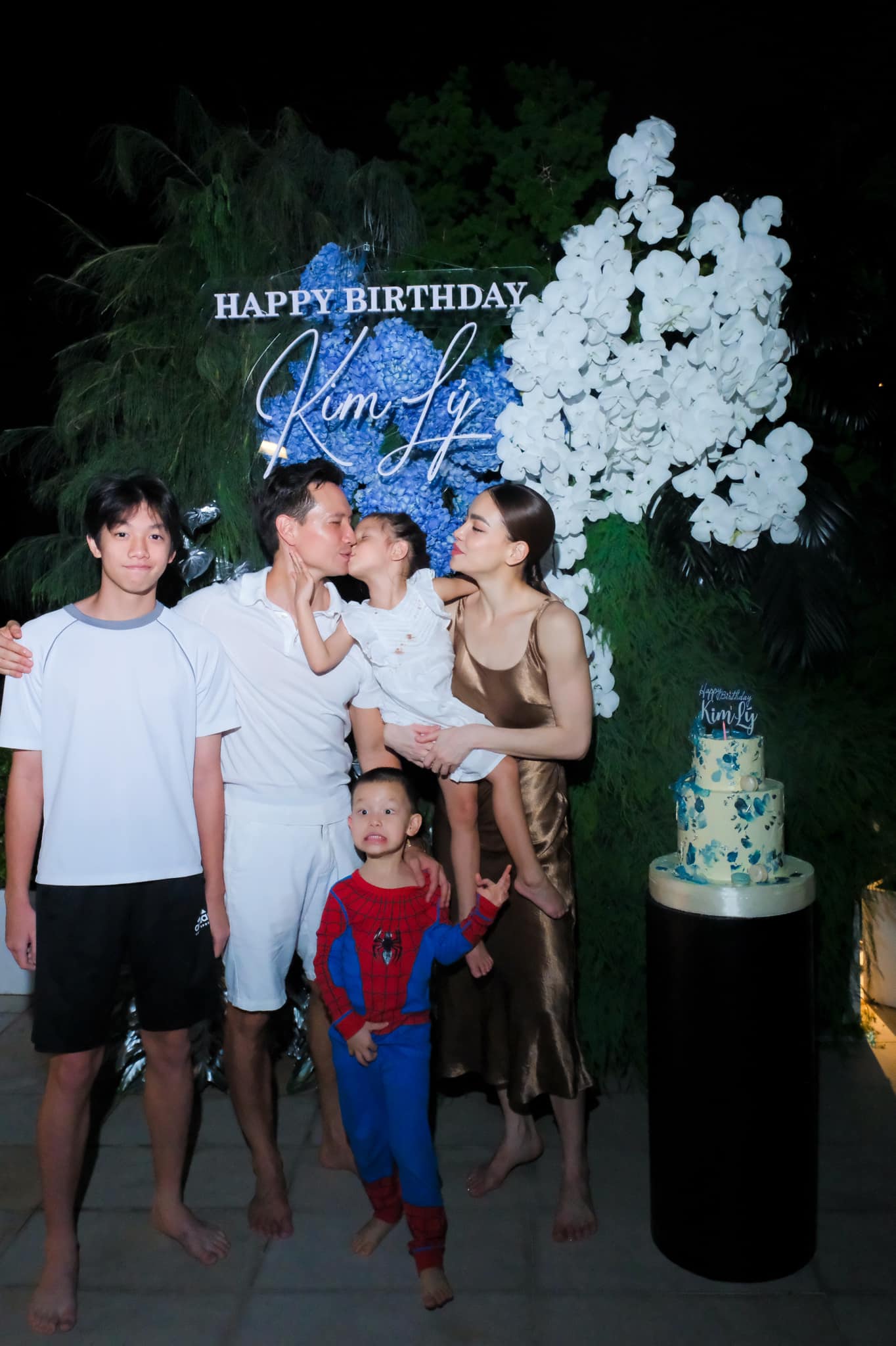 Ba quý tử chuẩn "rich kid" của Vbiz: Sống giữa xa hoa, đồ hiệu chỉ là chuyện nhỏ nhưng giáo dục mới là thứ được đầu tư lớn nhất- Ảnh 70.