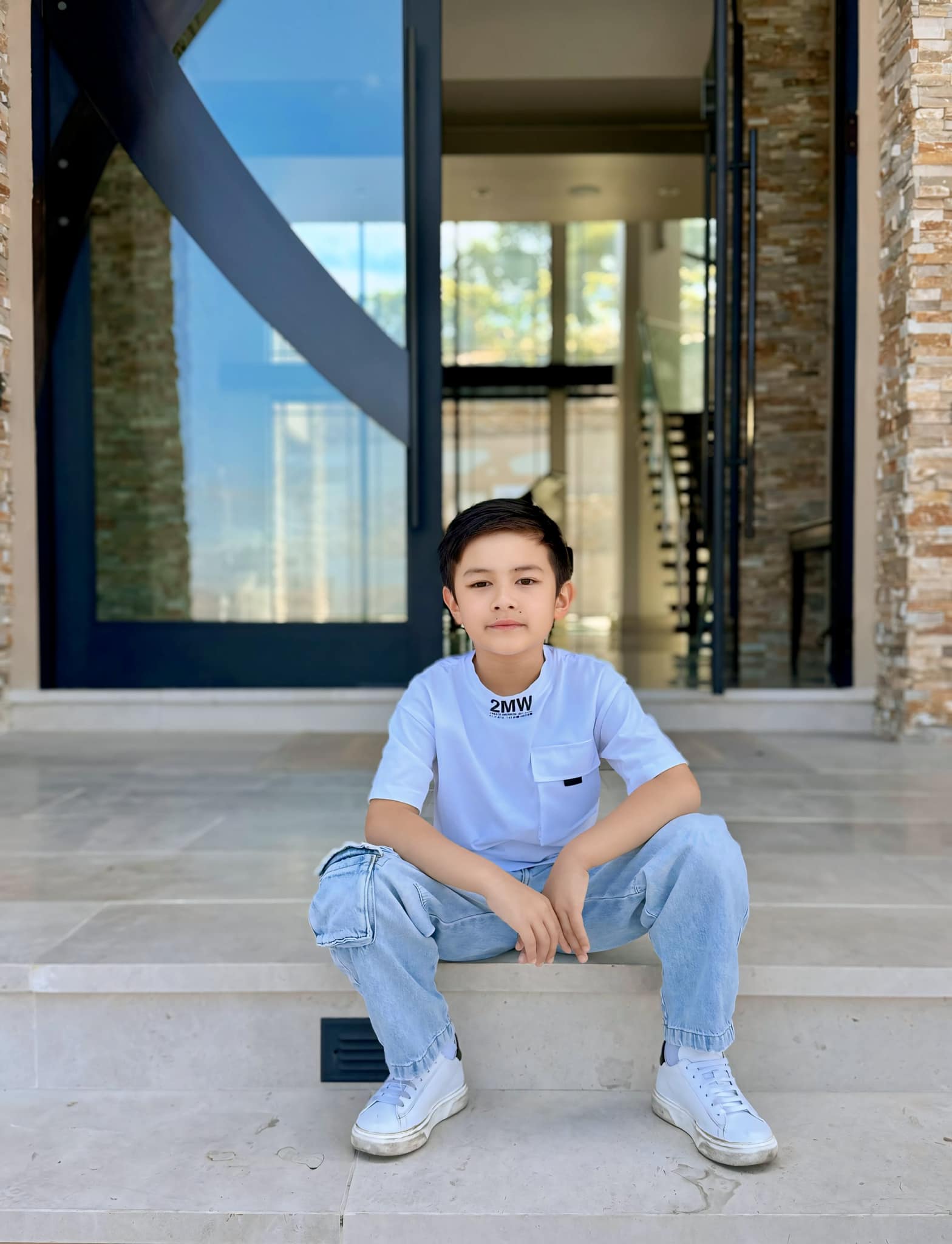 Ba quý tử chuẩn "rich kid" của Vbiz: Sống giữa xa hoa, đồ hiệu chỉ là chuyện nhỏ nhưng giáo dục mới là thứ được đầu tư lớn nhất- Ảnh 22.