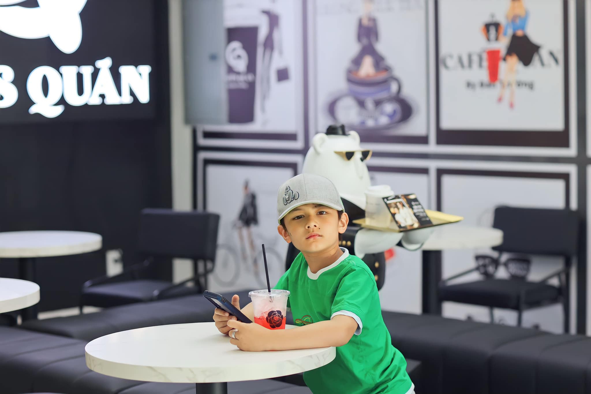 Ba quý tử chuẩn "rich kid" của Vbiz: Sống giữa xa hoa, đồ hiệu chỉ là chuyện nhỏ nhưng giáo dục mới là thứ được đầu tư lớn nhất- Ảnh 1.