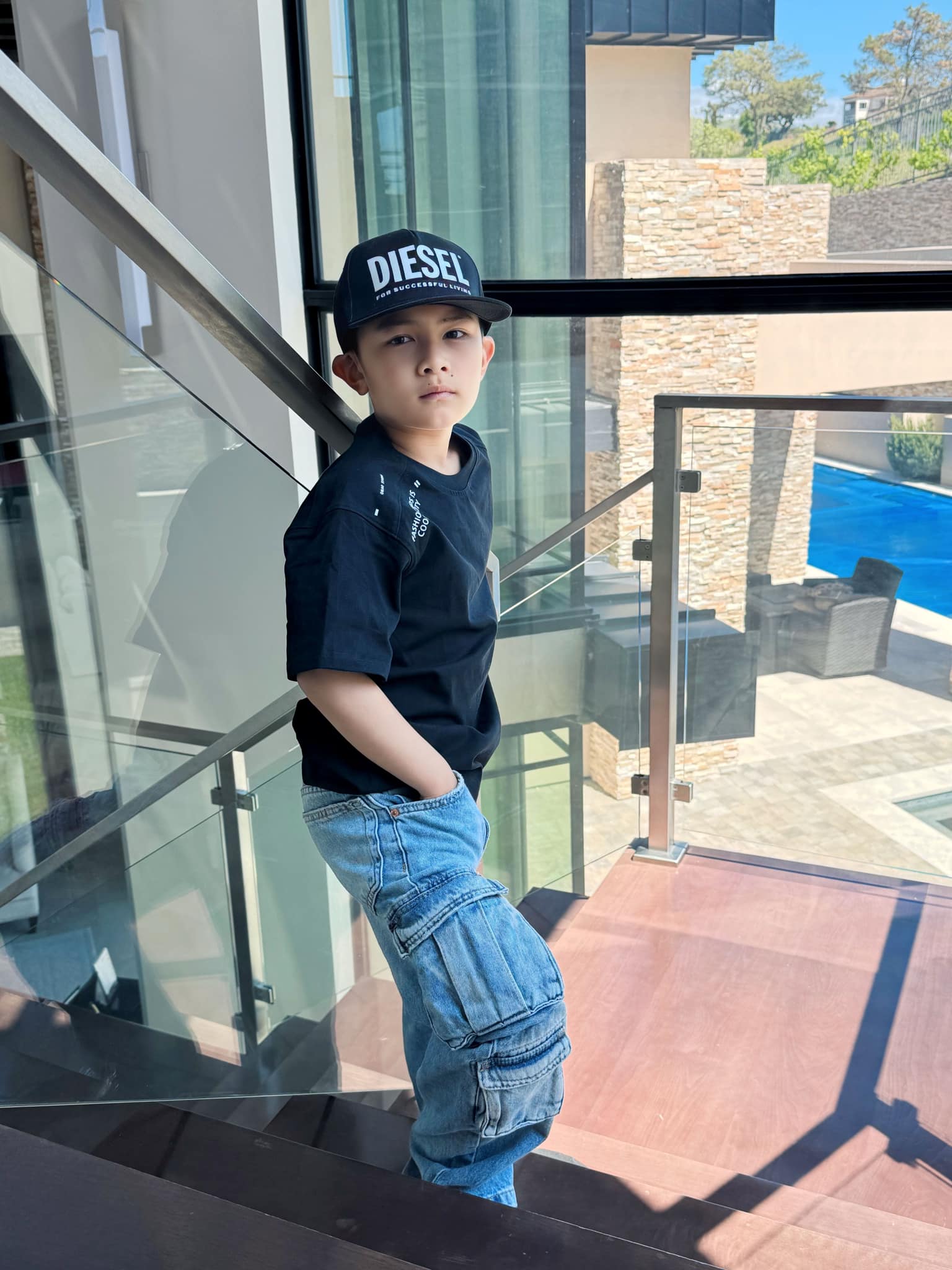 Ba quý tử chuẩn "rich kid" của Vbiz: Sống giữa xa hoa, đồ hiệu chỉ là chuyện nhỏ nhưng giáo dục mới là thứ được đầu tư lớn nhất- Ảnh 13.