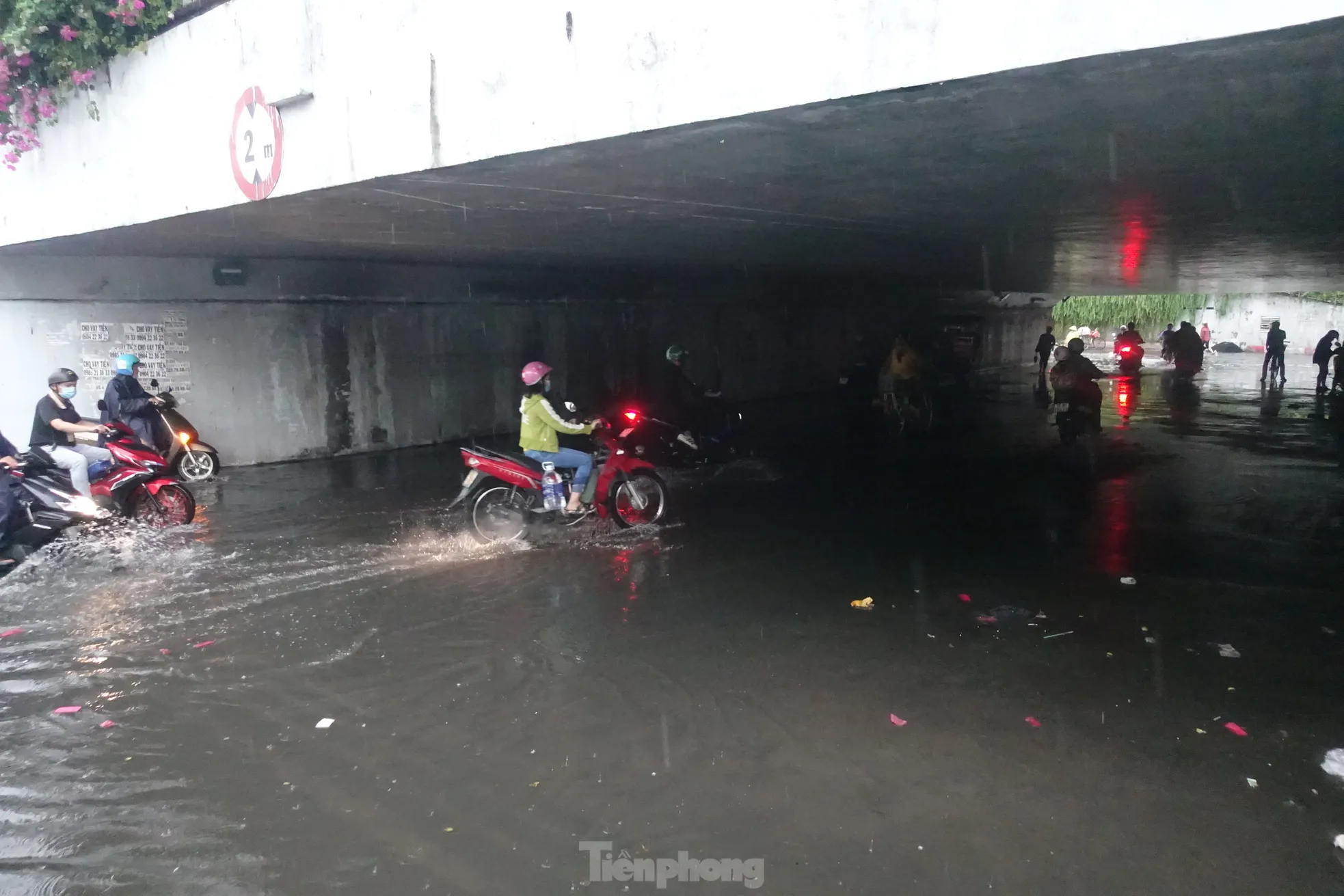 TPHCM mưa như trút gây ngập nặng, xe chết máy hàng loạt- Ảnh 6.