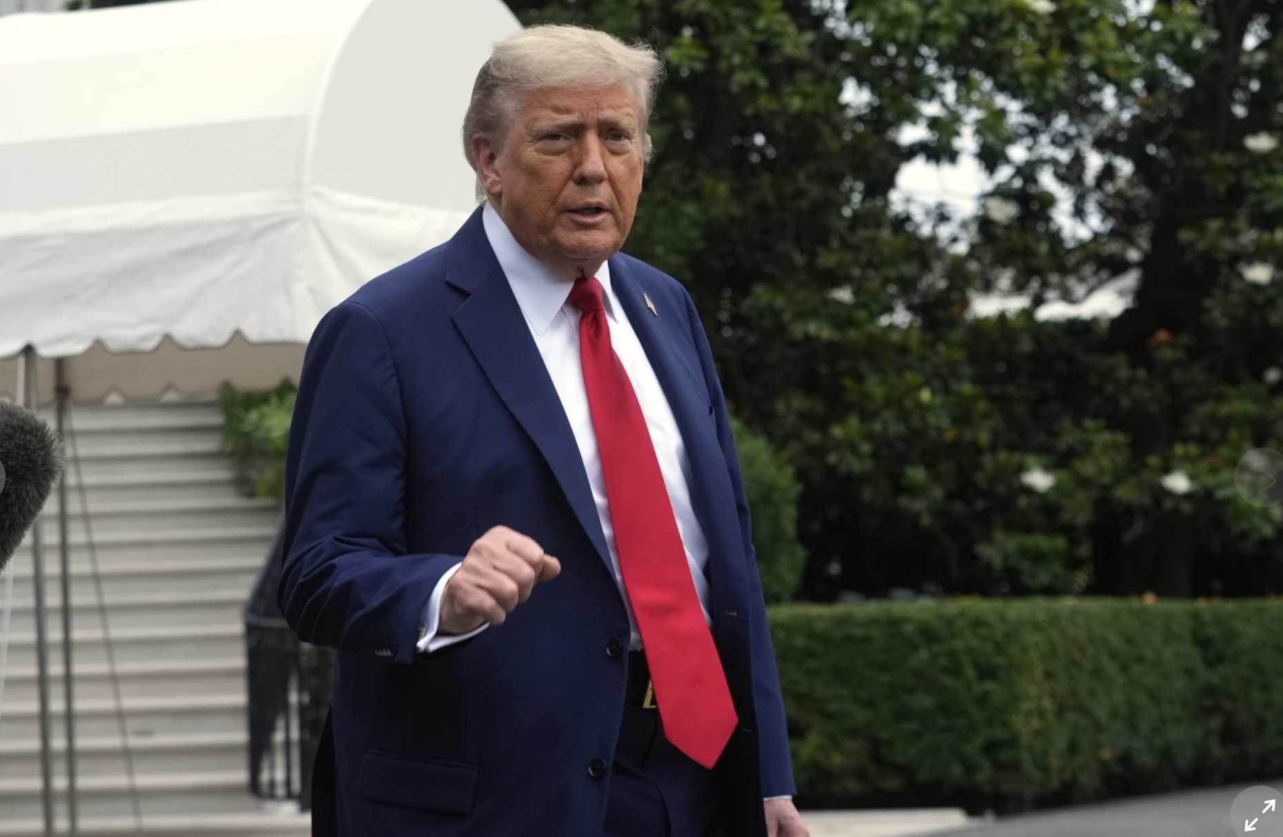 Tổng thống Trump yêu cầu 36 nước nâng cấp kiểm soát thị thực nếu không muốn bị cấm nhập cảnh vào Mỹ- Ảnh 1.
