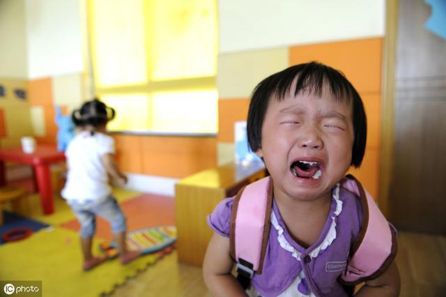 Bé gái 4 tuổi tan học 3 ngày liên tiếp không ai đến đón, cô giáo mở cặp ra xem thì chết lặng- Ảnh 1.