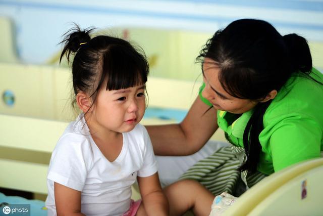 Bé gái 4 tuổi tan học 3 ngày liên tiếp không ai đến đón, cô giáo mở cặp ra xem thì chết lặng- Ảnh 2.