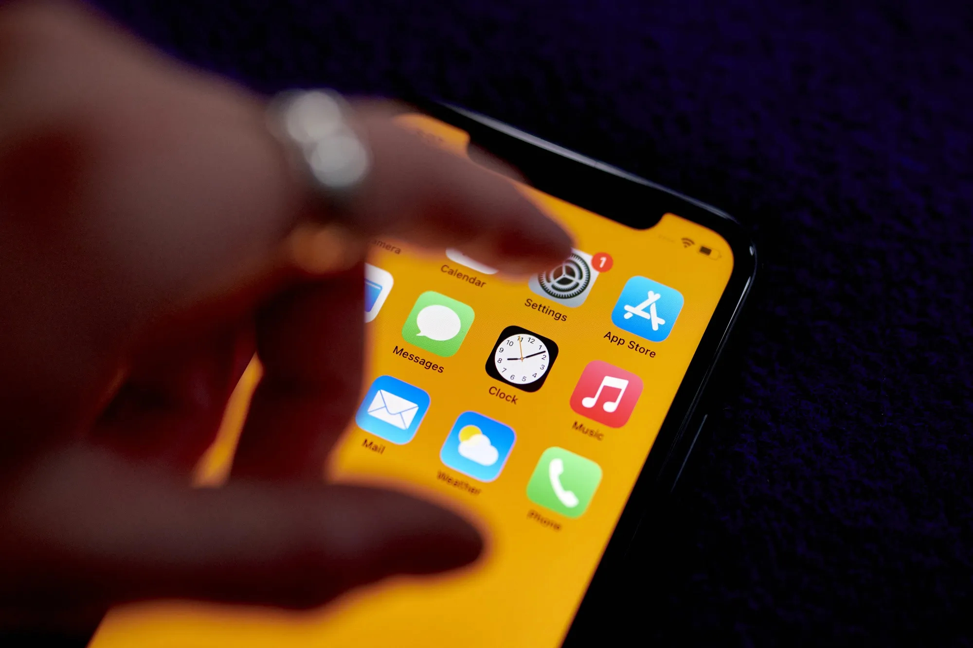 Người dùng iPhone, Facebook, Google cần đổi mật khẩu gấp- Ảnh 1.
