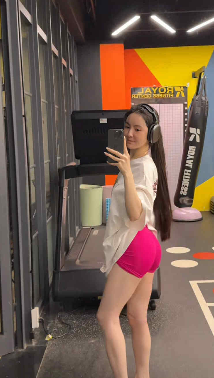 Chu Thanh Huyền ở phòng gym cuốn hết nấc: Vóc dáng nuột nà, visual xinh xỉu, bảo sao Quang Hải mê không lối thoát!- Ảnh 1.