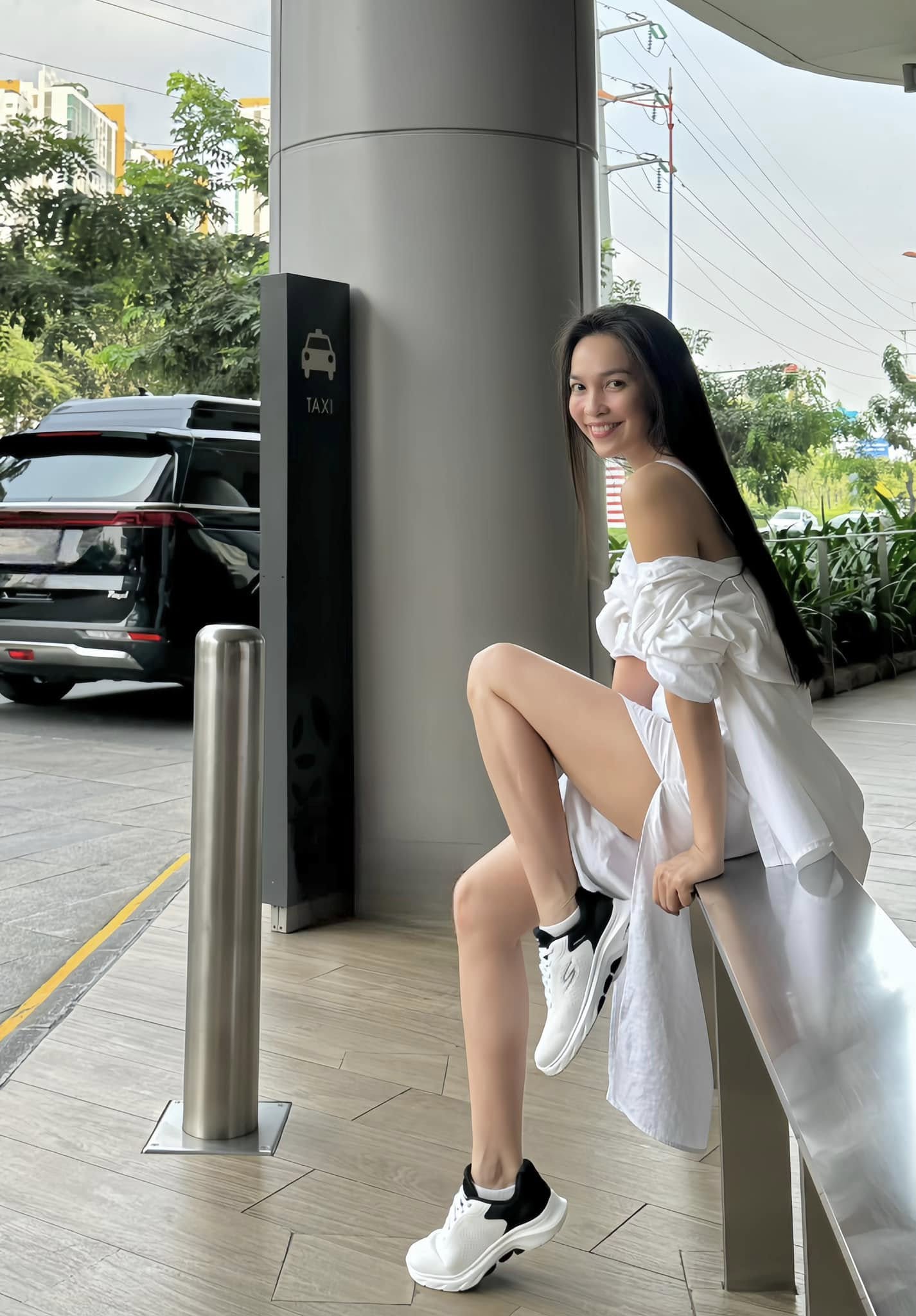 Bà mẹ đơn thân 1 con của showbiz Việt tuổi 44 mà ai cũng nghĩ ngoài 20: Bí quyết trẻ lâu đến từ thói quen uống nước không ngờ đến- Ảnh 2.