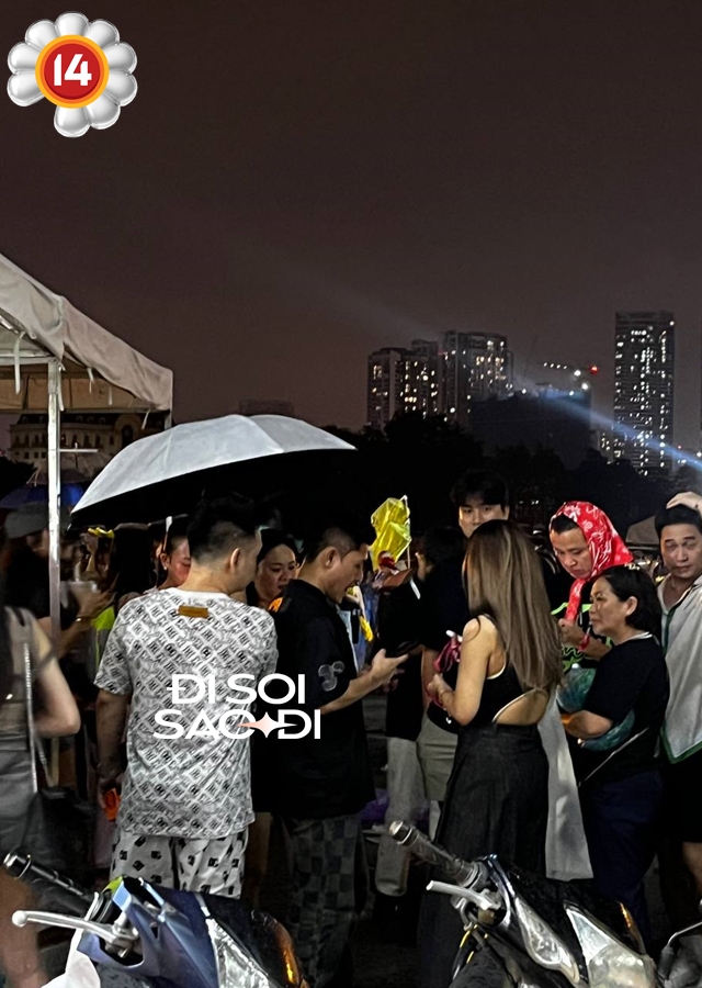 “Tóm dính” Xemesis đi với 2 cô gái cùng hội bạn đu idol, diện mạo quá lạ lẫm- Ảnh 4.