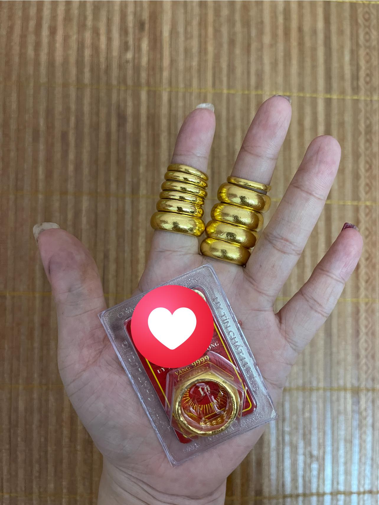 Cầm 12 chiếc nhẫn vàng trong tay, nhớ về ngày trong người không có nổi 2 triệu- Ảnh 1.