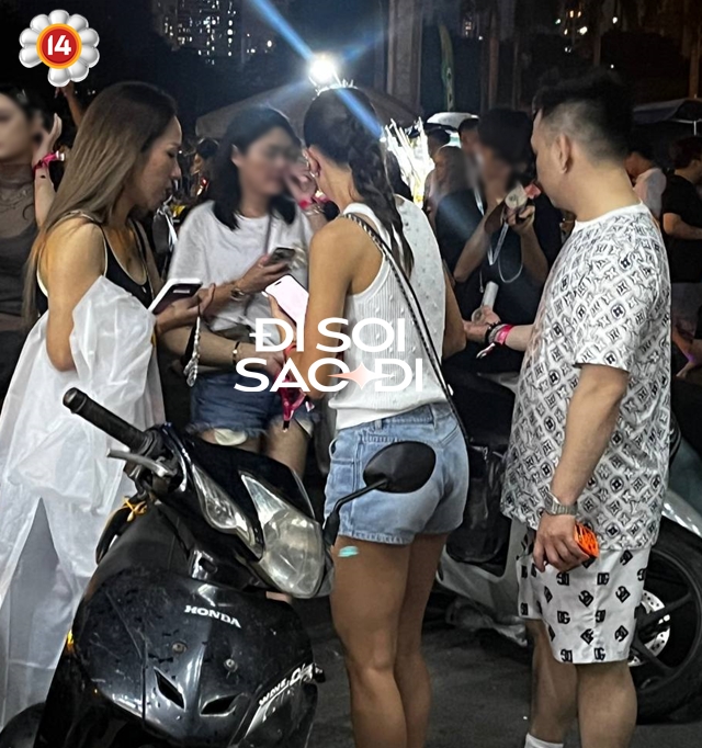 “Tóm dính” Xemesis đi với 2 cô gái cùng hội bạn đu idol, diện mạo quá lạ lẫm- Ảnh 1.