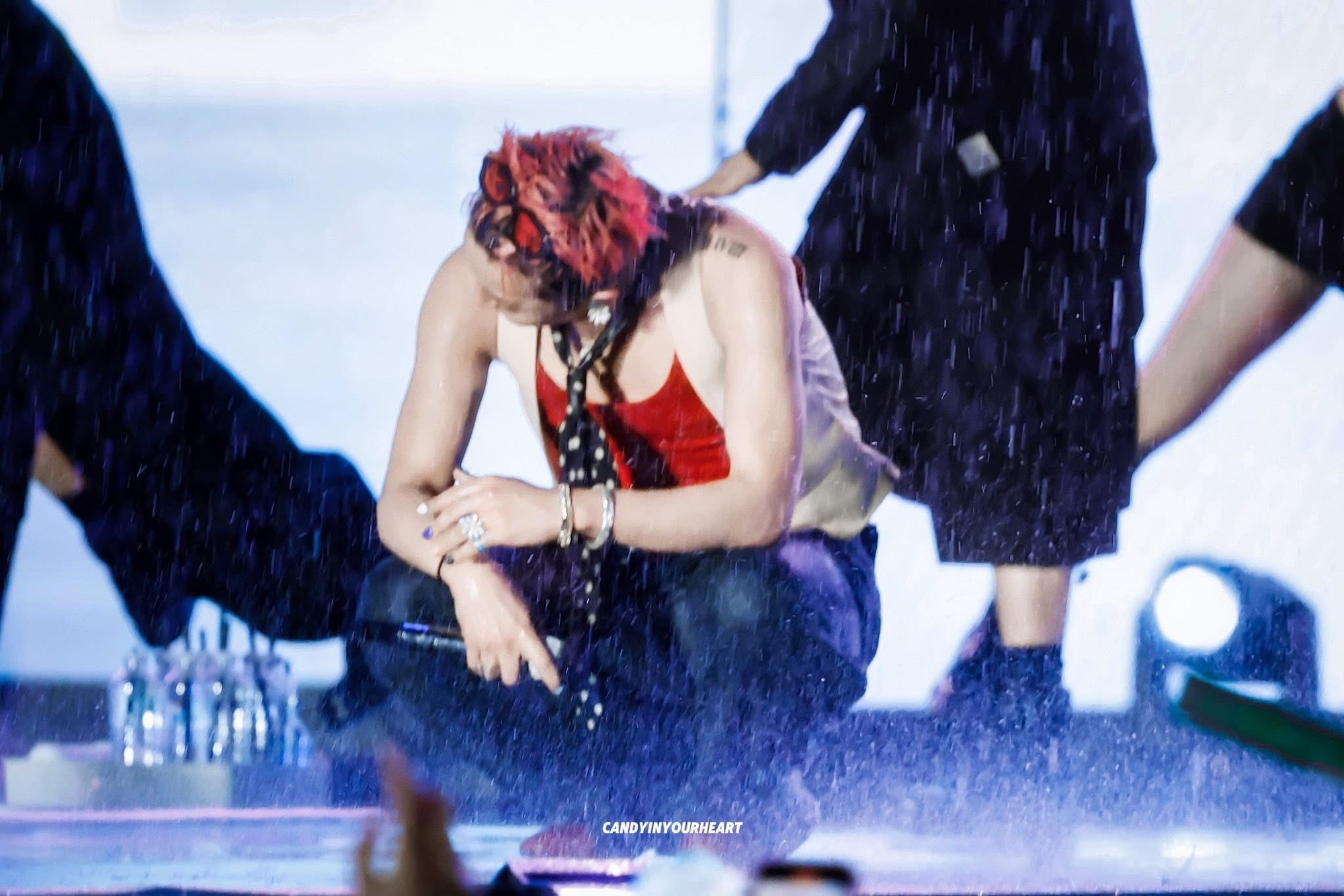 Khoảnh khắc G-Dragon diễn dưới cơn mưa tầm tã tại Việt Nam được chính ekip chụp lại từ cánh gà: Tuyệt đối điện ảnh!- Ảnh 2.