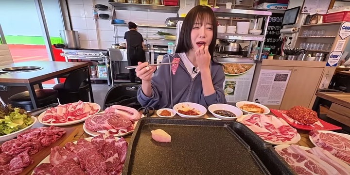 'Nữ hoàng bụng bự' khiến người hâm mộ kinh ngạc vì dạ dày 'siêu to'- Ảnh 4.