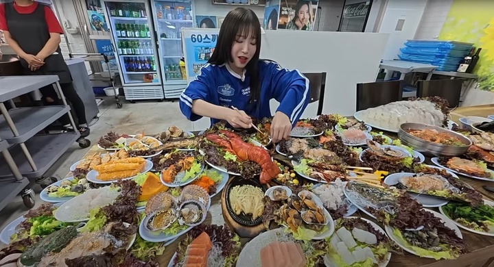'Nữ hoàng bụng bự' khiến người hâm mộ kinh ngạc vì dạ dày 'siêu to'- Ảnh 3.