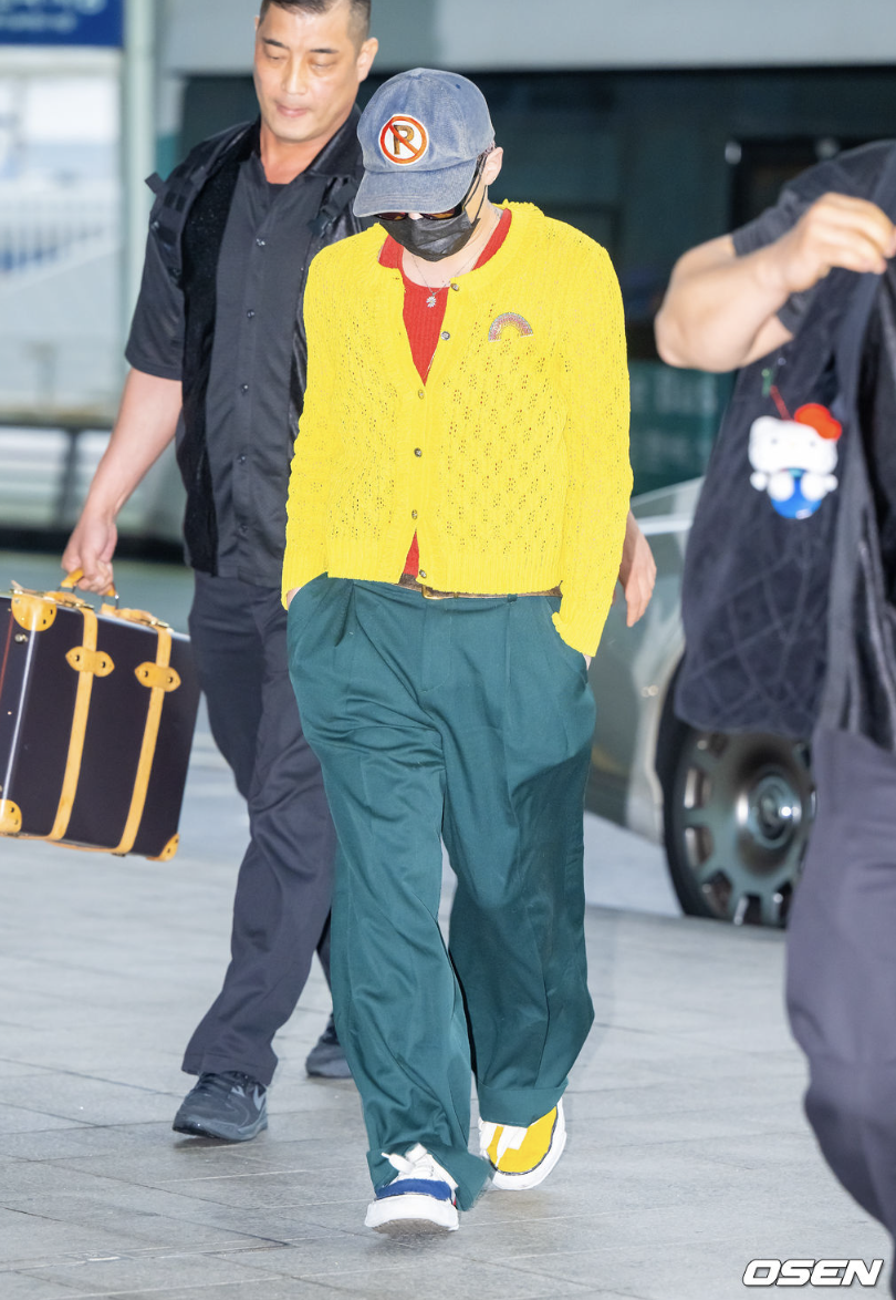 Ngại gì mưa, 4 outfit này vẫn sẽ giúp bạn đi xem G-Dragon vừa cool vừa mát- Ảnh 2.