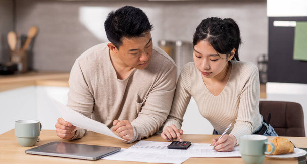 Lương hơn 1,5 tỷ/năm mà không tiết kiệm nổi một đồng: Cặp đôi bất ngờ phát hiện "thủ phạm giấu mặt" ngay trong nhà- Ảnh 2.