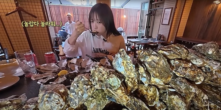 'Nữ hoàng bụng bự' khiến người hâm mộ kinh ngạc vì dạ dày 'siêu to'- Ảnh 2.