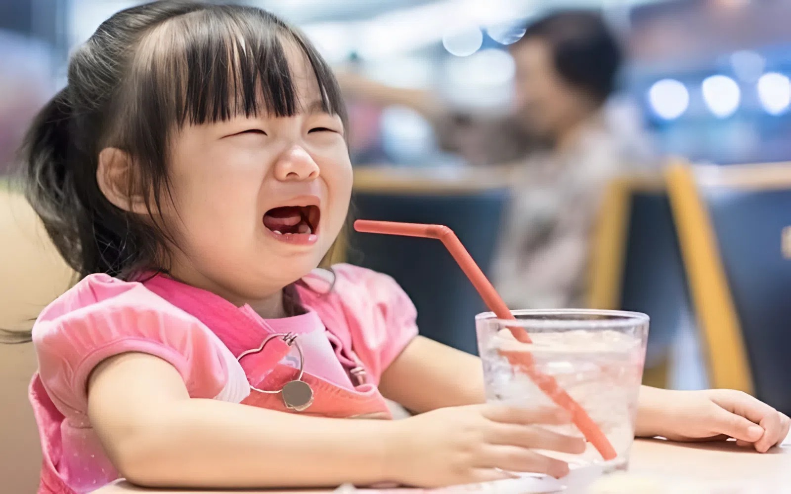 Nhiều cha mẹ học đòi dạy con kiểu này khi chưa hiểu bản chất, kết quả: Con không ngoan, chỉ thấy bướng và cãi!- Ảnh 1.