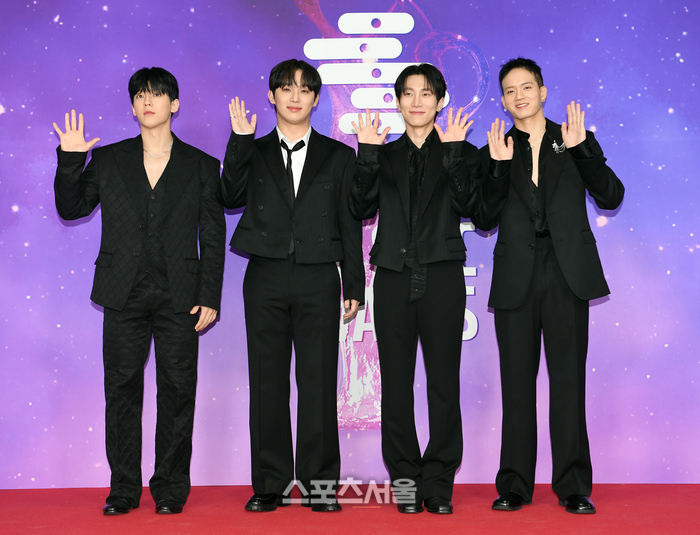 Thảm đỏ Seoul Music Awards: Nữ thần nhan sắc Miyeon (G)I-DLE đẹp phát sáng, 