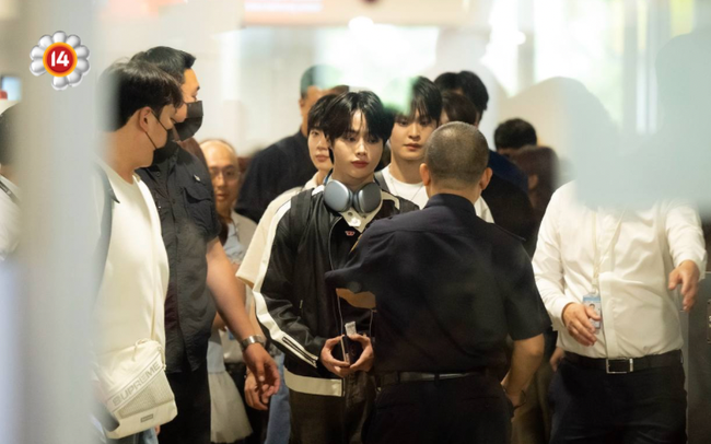 Nam idol Kpop tập dưỡng sinh giữa phố đi bộ, CL hào hứng tổng duyệt khi vừa đặt chân đến Việt Nam- Ảnh 2.