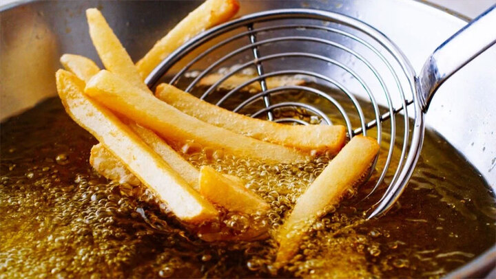Chiên ngập dầu hay ít dầu đỡ bị ngấm chất béo hơn?- Ảnh 1.