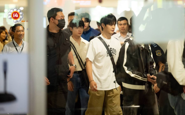 Nam idol Kpop tập dưỡng sinh giữa phố đi bộ, CL hào hứng tổng duyệt khi vừa đặt chân đến Việt Nam- Ảnh 1.