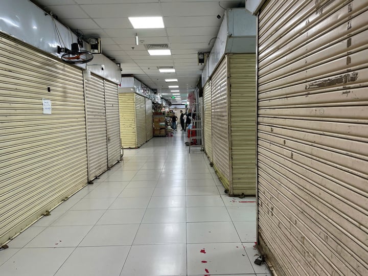 Cơ quan chức năng truy quét hàng giả đến đâu, cửa hàng dừng bán đến đó- Ảnh 4.